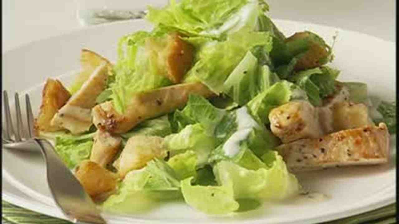 Caesar salad: recipe with chicken and croutons Caesar salad: recipe with chicken and croutons
